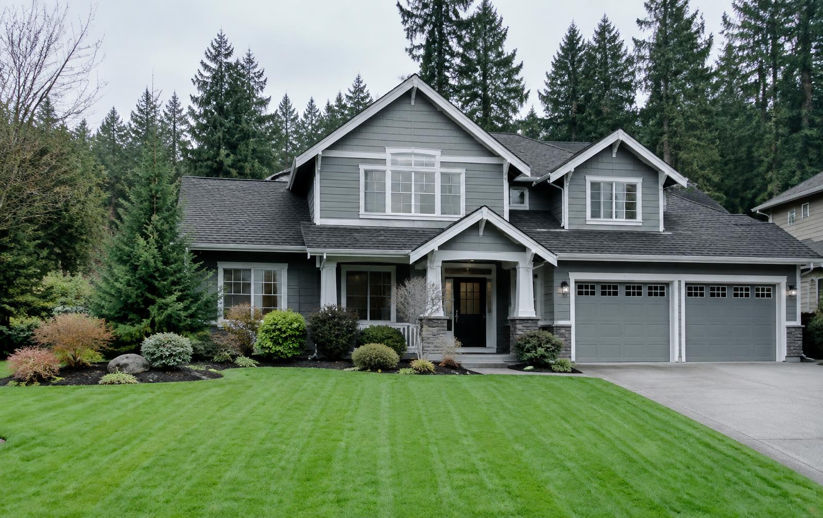 Well-kept Pacific Northwest home with a freshly mowed lawn